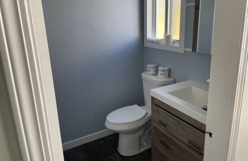 Townline Hill House | Cheerful 2 Bedroom Upper Floor with Fireplace