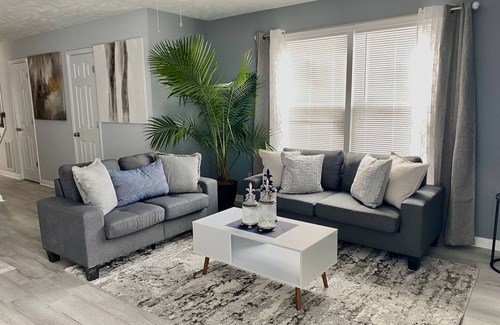 Westover House | Cheerful 2-Bedroom Townhouse 5-7 minutes to Everything