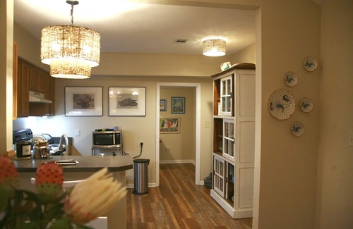 Ocean Springs House | Cheerful 2 BR Bungalow Downtown Ocean Springs