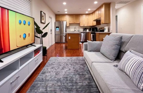 Hathaway House | Cheerful 2B2b in Silicon Valley with free parking