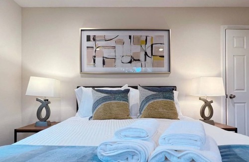 Hathaway House | Cheerful 2B2b in Silicon Valley with free parking