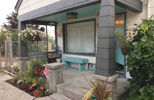 West Seattle House | Cheerful 3 Bdrm w/Kitchen & LR in West Seattle