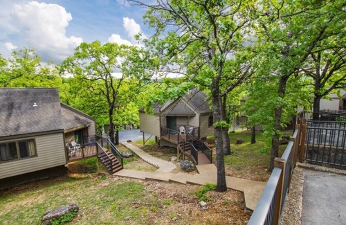 Osage Beach Villa | Cheerful 3-Bedroom Villa Sleeps 8 With Public Pool