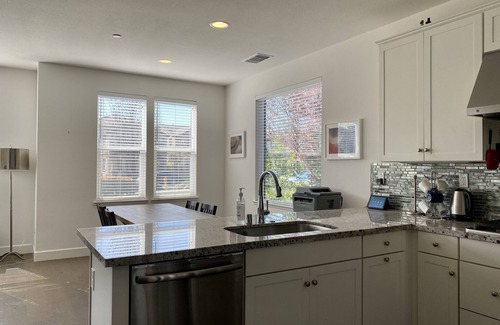 Hayward House | Cheerful 3 bedrooms home near San Francisco