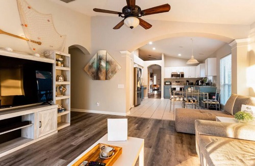 Riverview House | Cheerful 4 Bedroom Paradise with Pool and Hot Tub