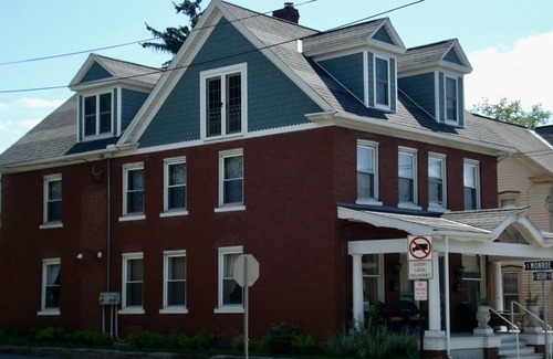 Bellefonte House | Cheerful 5 Bedroom Home in Historic Town