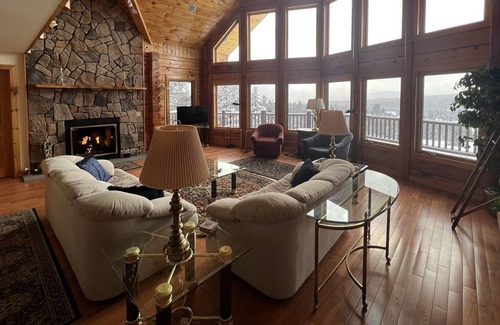 Colebrook Cabin | Cheerful and spacious log home4 bedroom 3 1/2 bath