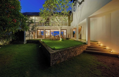 Gurupokuna Villa | Cheerful Beach Front 4 BR Villa with a Pool & Chef