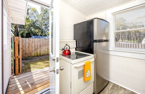 Palm Harbor Cottage | Cheerful Coastal Cottage Close to Beach