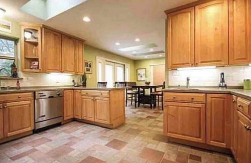 West Arlington House | Cheerful Fall Home Close to DFW