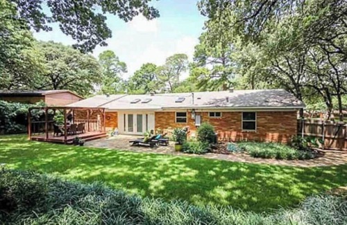 West Arlington House | Cheerful Fall Home Close to DFW