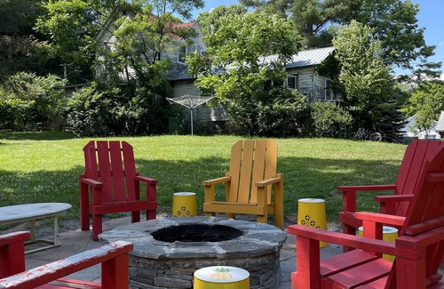 White Lake Cabin | Cheerful fish cabin 1 Bdr. Pool open from July 1 st , outdoor fireplace
