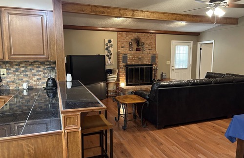 Fairfield Bay House | Cheerful home next to Fairfield Bay Marina with fire place
