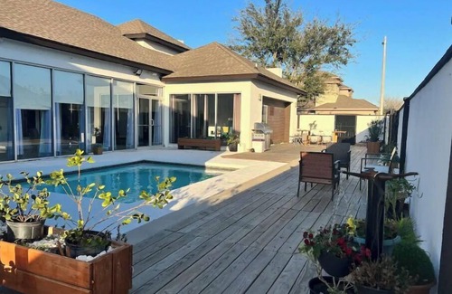 Pharr House | Cheerful Home with a Pool