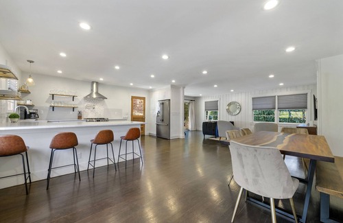 North Buckhead House | Cheerful mid-century modern Buckhead home