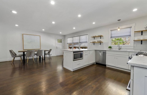 North Buckhead House | Cheerful mid-century modern Buckhead home