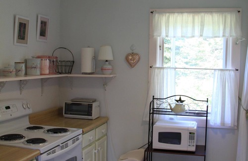 Southport Cottage | Cheerful Southport Island Waterfront Cottage, 'Tigin'