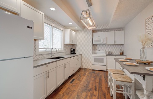 Benson House | Cheery 3BR w 2 King Beds, Outdoor Dining, Fire Pit, Quiet, Fenced Yard, Central
