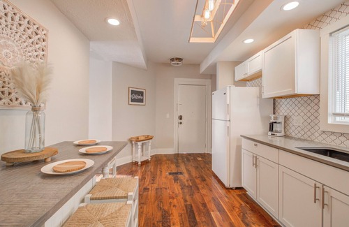 Benson House | Cheery 3BR w 2 King Beds, Outdoor Dining, Fire Pit, Quiet, Fenced Yard, Central