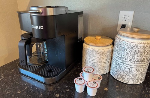 Pella House | Cheery Home in Heart of Pella