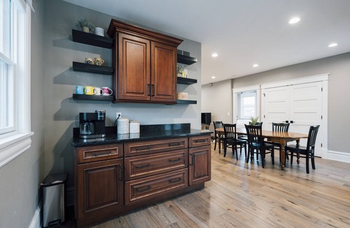 Pella House | Cheery Home in Heart of Pella