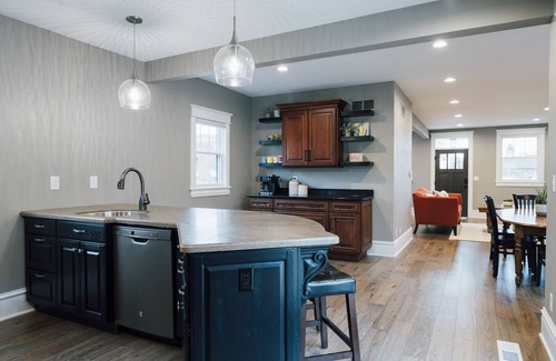 Pella House | Cheery Home in Heart of Pella