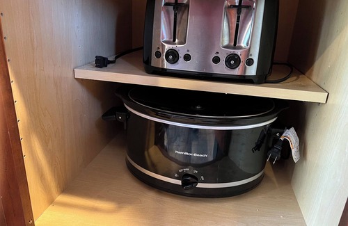 Pella House | Cheery Home in Heart of Pella