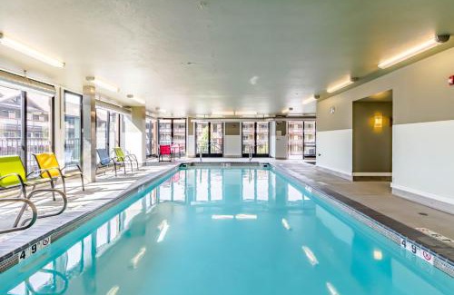 Chelan Apartment | Chelan Resort Suites Sunny Livin 111