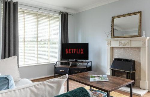 Great Baddow House | Chelmsford Reach 3 bed house near centre,free parking, Wi-Fi, table football