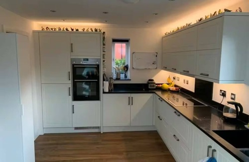 Cheltenham House | Cheltenham Gold Cup Stay – Two Parking Spaces & EV Charger!
