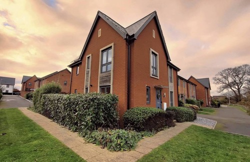 Cheltenham House | Cheltenham Gold Cup Stay – Two Parking Spaces & EV Charger!