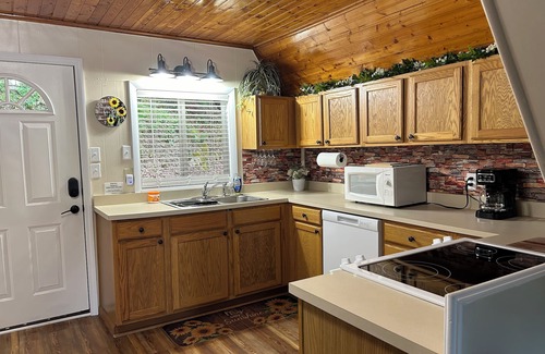 Irvine Cabin | Cherokee Cabin Renovated - Cliff & Lake Views - Cave Run Lake & Red River Gorge