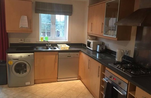 Newcastle-Under-Lyme House | Chervil View – Private Twin Bedroom with shared facilities
