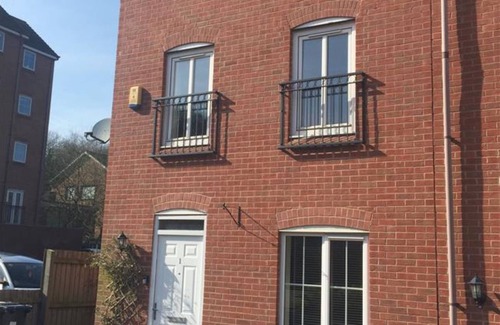 Newcastle-Under-Lyme House | Chervil View – Private Single Bedroom with shared facilities