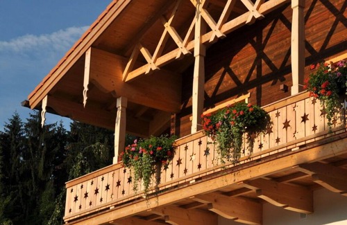 Abwinkl Ski Chalet | Chestnut in chalet Bergerhöh