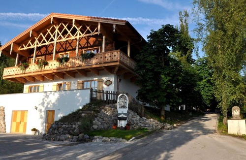 Abwinkl Ski Chalet | Chestnut in chalet Bergerhöh