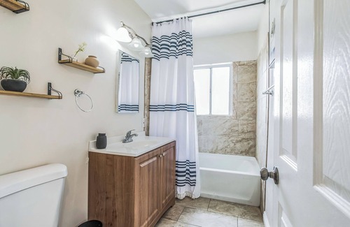 Wrigley Apartment | Chic 1 Bedroom Apartment - WFH Set Up