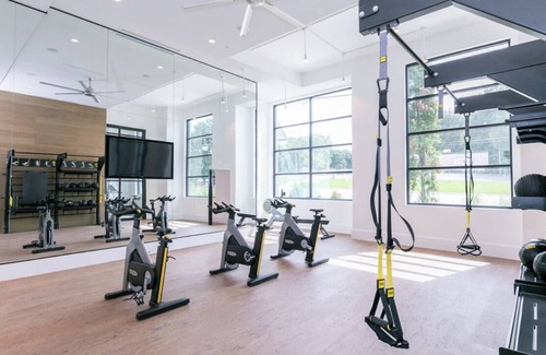 Atlanta Apartment | Chic 1-bedroom Long Term Free Parking and Fitness Center