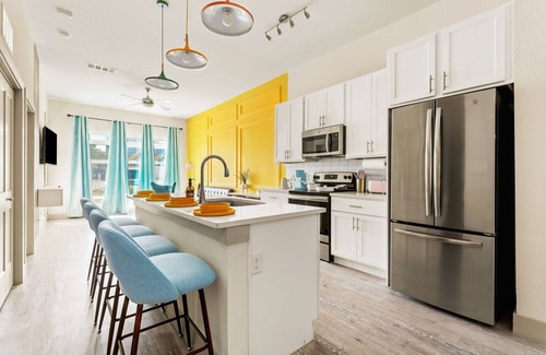 Downtown San Antonio Apartment | Chic 1-bedroom with AC, WiFi, Gym, King Bed in Downtown San Antonio