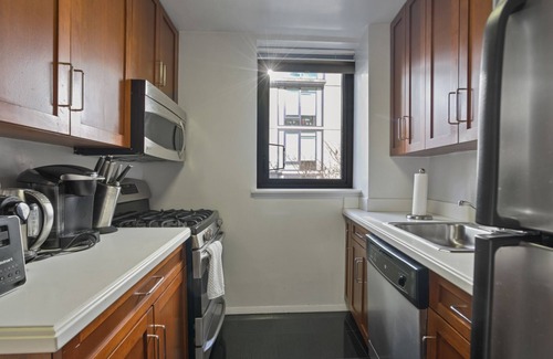Midtown West Apartment | Chic 1-bedroom with WiFi & AC in vibrant New York