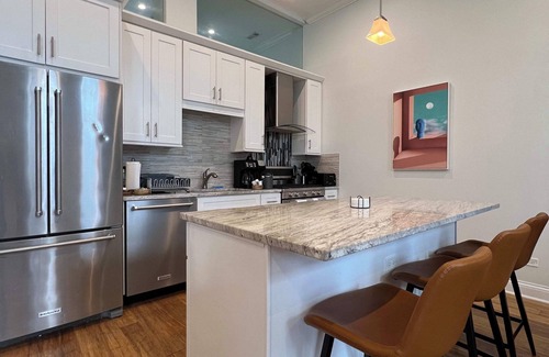 Near West Side Apartment | Chic 1 BR w Parking S