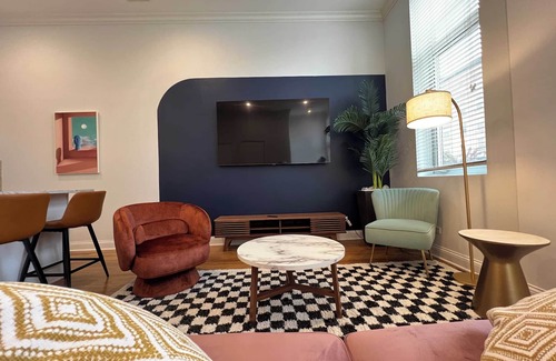 Near West Side Apartment | Chic 1 BR w Parking S