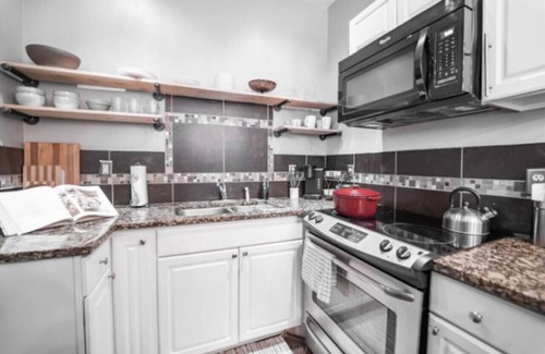 Near Northside House | Chic 1BR Retreat with Sofa Bed, Free Parking