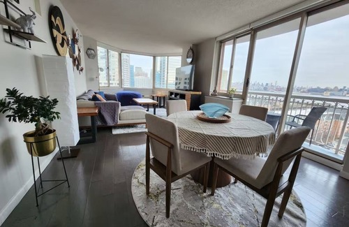 Newport Apartment | Chic 2-bedroom apartment with Manhattan views!