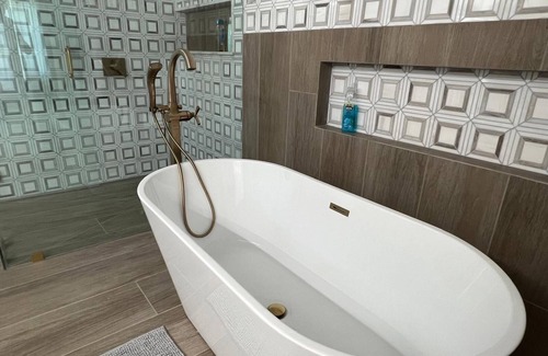 Downtown Los Angeles Apartment | Chic 2-bedroom apartment with WiFi, fitness room in wonderful Los Angeles