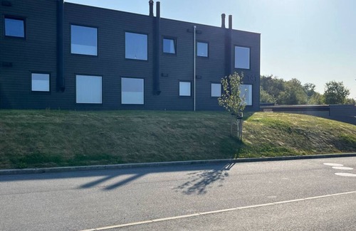 Sandnes Apartment | Chic 2-bedroom apartment with WiFi, superb Rogaland, one hour to the pulpitrock