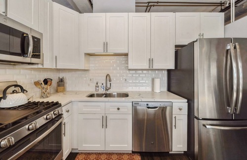 Near South Side Apartment | Chic 2-bedroom apartment with WiFi, AC in lovely Chicago