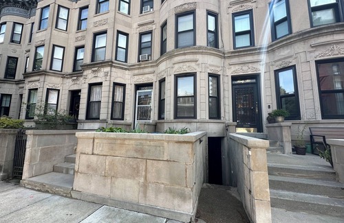 Prospect Lefferts Gardens Apartment | Chic 2-bedroom apt, Brooklyn, AC, WiFi, close to train, restaurants, supermarket