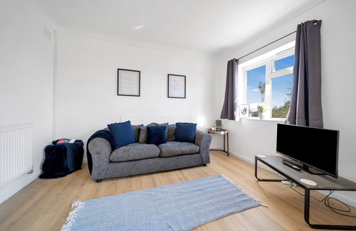 Colchester Apartment | Chic 2 bedroom Flat; wifi, smart TV, foosball table
