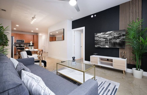 King William Apartment | Chic 2-BR in Southtown Near Rvrwalk, Dome & Conv